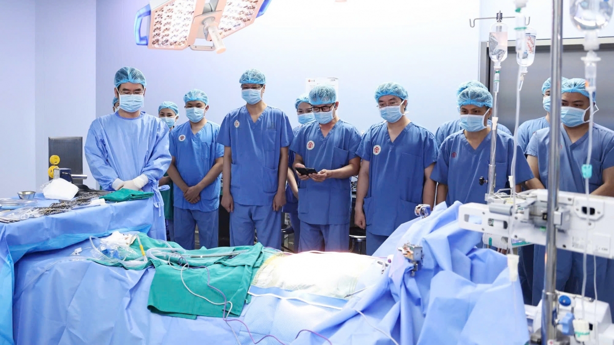 Đội ngũ y bác sĩ tri ân nghĩa cử cao cả của người hiến tạng. (Ảnh: BVCC)