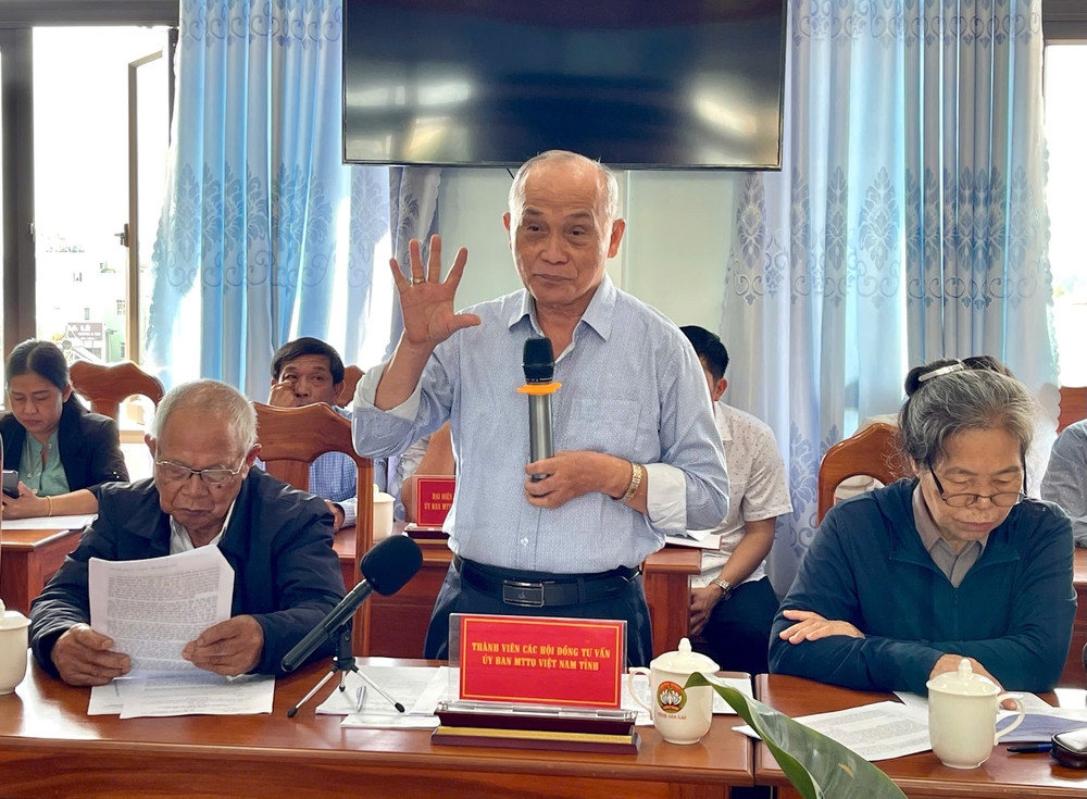 Tiến sĩ Nguyễn Danh góp ý tại hội nghị do Uỷ ban MTTQ Việt Nam tỉnh Gia Lai tổ chức. (ảnh: Phương Dung)