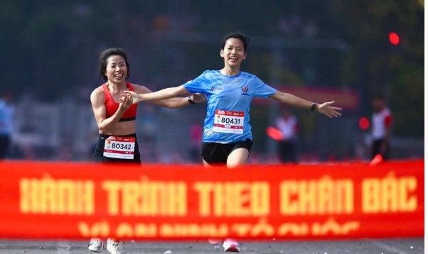 Vận động viên tham gia giải chạy "Hành trình theo chân Bác - Vì an ninh Tổ quốc" tại Nghệ An