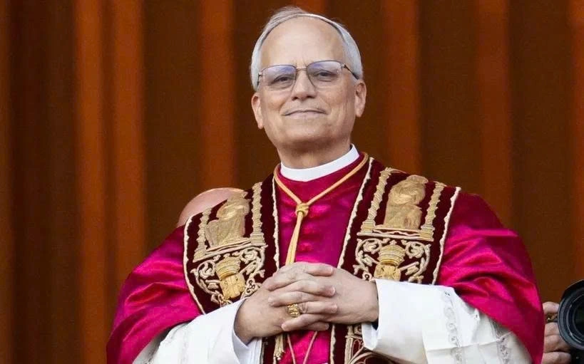 Giáo hoàng Leo XIV ra mắt các tín đồ tại ban công chính của Vương cung Thánh đường Thánh Peter, ngày 8/5 (Ảnh: THX/TTXVN)