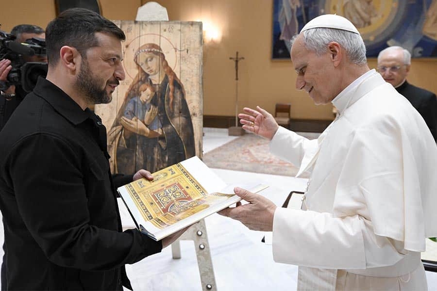 Giáo hoàng Leo XIV gặp Tổng thống Ukraine Volodymyr Zelensky tại Vatican ngày 18/5/2025. Ảnh CNS/Vatican Media