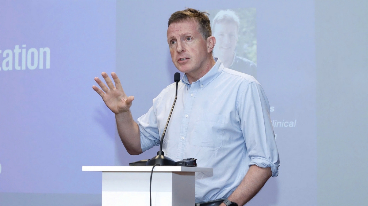 Giáo sư Guy Thwaites 