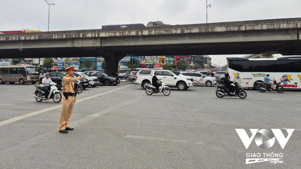 Thiếu tá Nguyễn Tuấn Anh, Đội CSGT số 7 đang phân luồng điều tiết giao thông tại nút giao Khuất Duy Tiến - Nguyễn Trãi