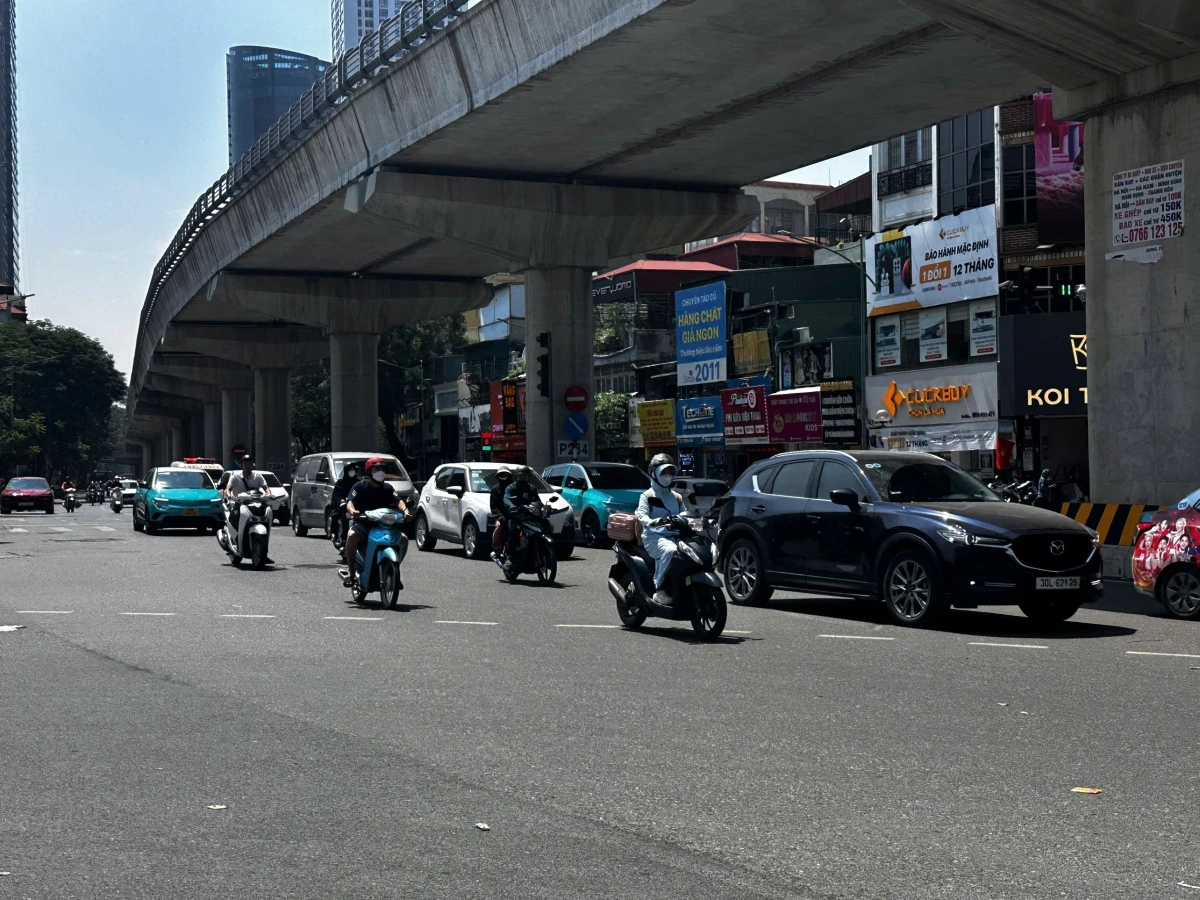 Theo thống kê, hiện trên địa bàn Hà Nội có hơn 9,2 triệu phương tiện giao thông các loại đang hoạt động. Trong đó, thành phố đang quản lý hơn 8 triệu phương tiện, gồm 1,1 triệu ô tô, trên 6,9 triệu xe máy và phần lớn trong số số đó là phương tiện sử dụng nhiên liệu hoá thạch (chạy bằng xăng, dầu).