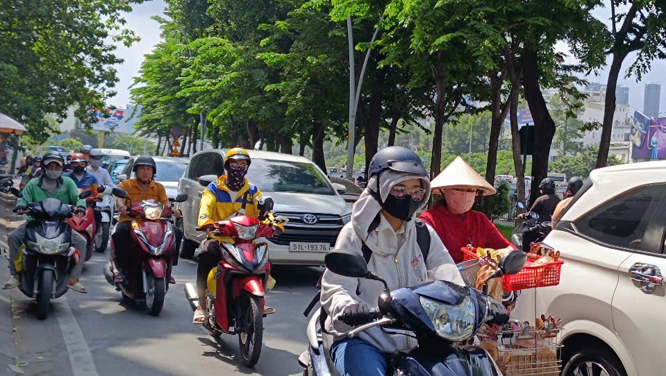 Các phương tiện lưu thông trên đường Trường Sa