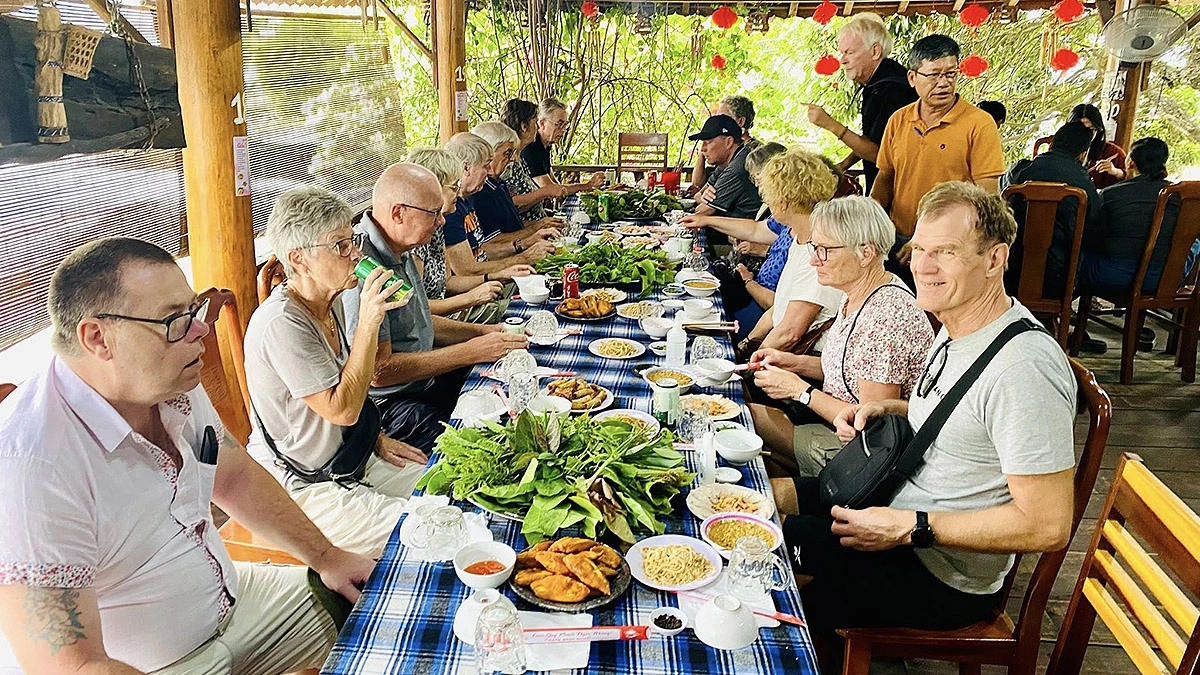 Món gỏi lá Kon Tum chinh phục vị giác du khách trong và ngoài nước.