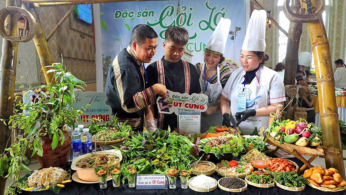 Mâm gỏi lá Kon Tum nhiều là nhất có tới 70 loại lá khác nhau.