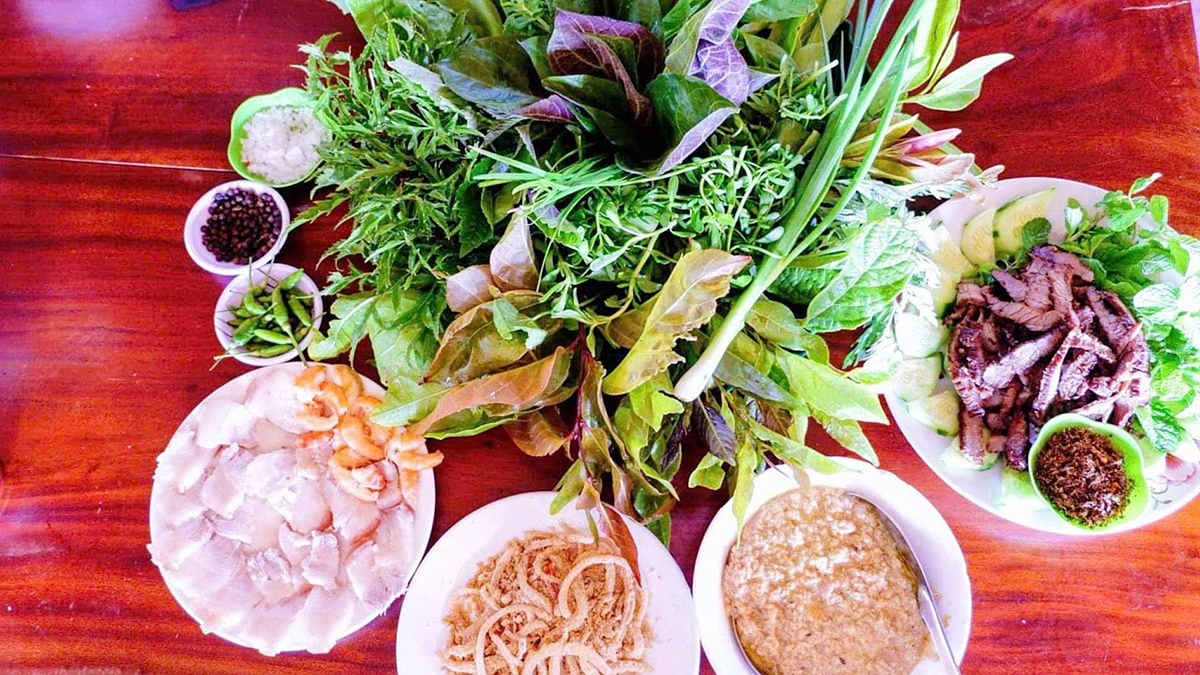 Gỏi lá Kon Tum là sự kết tinh phong cách ẩm thực của đồng bào các dân tộc tỉnh vùng cao Kon Tum.