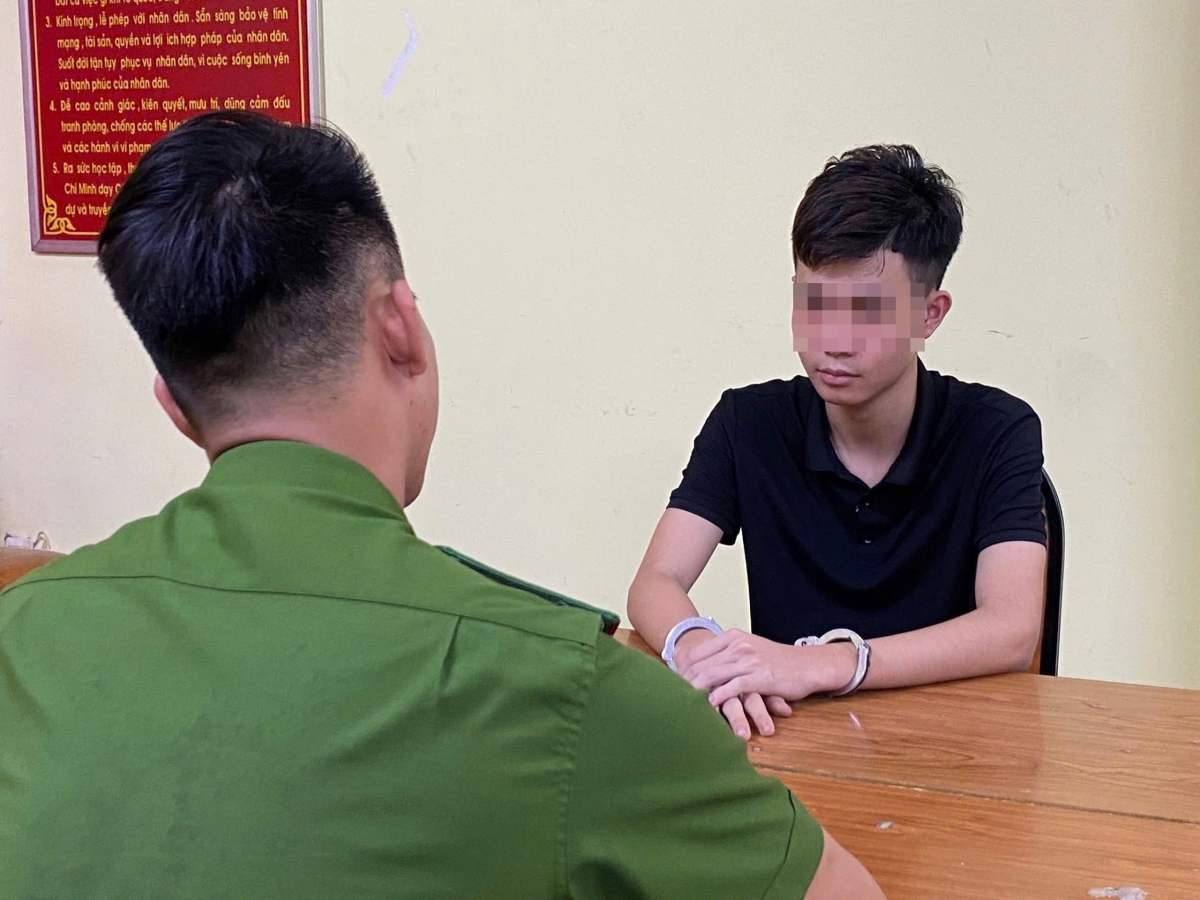 Đối tượng Trần Gia Huy tại cơ quan điều tra. (Ảnh: CACC)