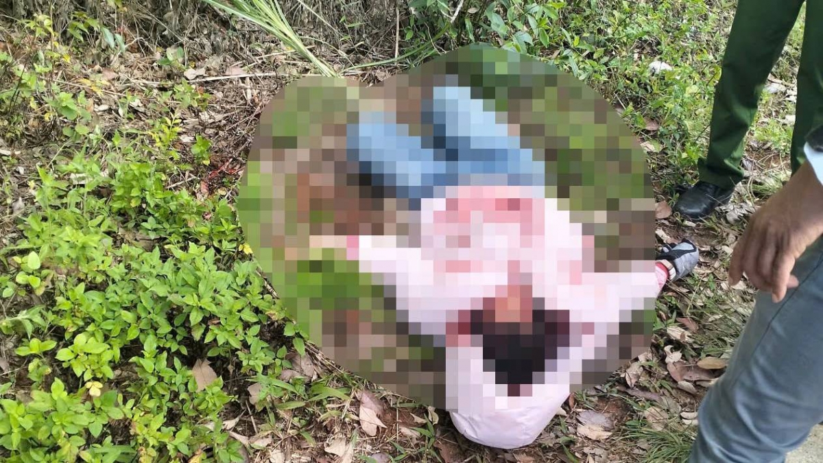 Tại hiện trường, nữ giáo viên tử vong với nhiều vết thương