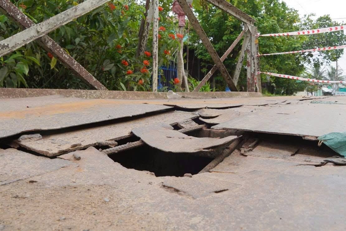 Mặt cầu Bà Lễ bị thủng lỗ, bị sập không phải là chuyện bất ngờ vì người dân địa phương đánh giá cầu đã quá "già"