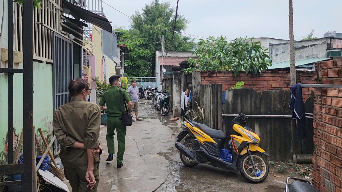 Hiện trường vụ hoả hoạn khiến 3 người thương vong được phong toả để phục vụ công tác khám nghiệm. (Ảnh: N.H)