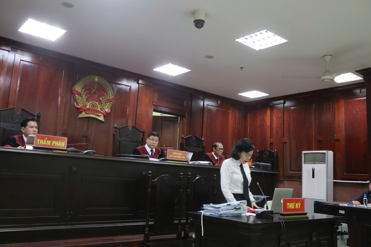 Trong phần thủ tục phiên toà, Chủ toạ phiên toà thông báo, phóng viên chỉ được tác nghiệp trong phần thủ tục và tuyên án. (Ảnh: V.D)
