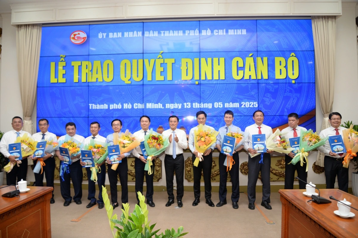 Phó Chủ tịch UBND TP.HCM Bùi Xuân Cường chúc mừng Ban lãnh đạo Sở Xây dựng