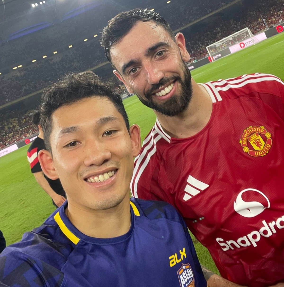 Hai Long cuối trận đã xin đổi áo với Bruno Fernandes (Ảnh: FBNV)