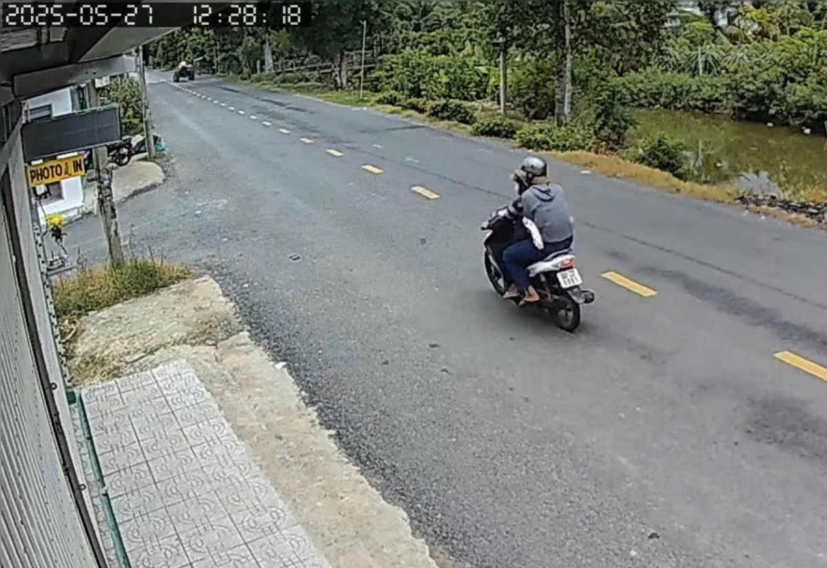 Hai tên cướp không thể đánh lại ông Nguyễn Văn Tiếng đã lên xe tẩu thoát. (Ảnh: Trích xuất từ camera)