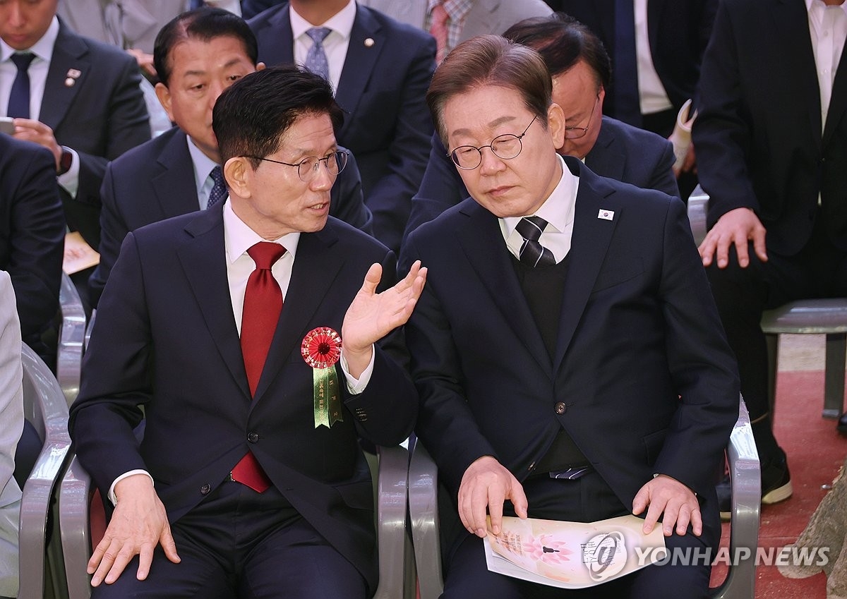 Hai ứng viên đang dẫn đầu cuộc đua là Kim Moon-soo (trái) và Lee Jae-myung (Ảnh: Yonhap News)
