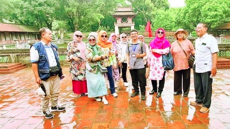 Tourists at the Temple of Literature, Hanoi (Photo: Nhandanonline)
