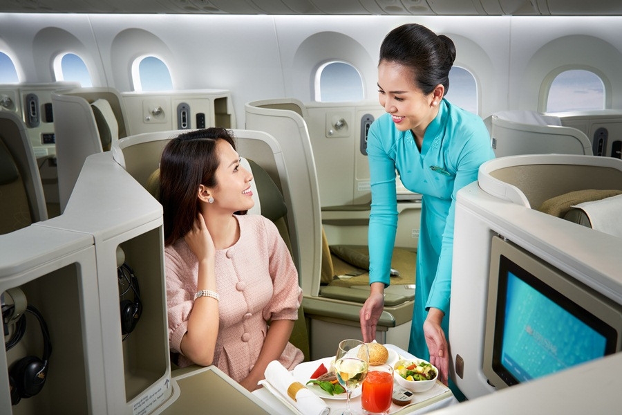 Công việc của Đoàn tiếp viên phục vụ trên khoang hạng thương gia.