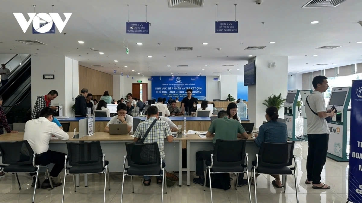 Người dân thực hiện thủ tục tại Trung tâm phục vụ hành chính công Hà Nội.
