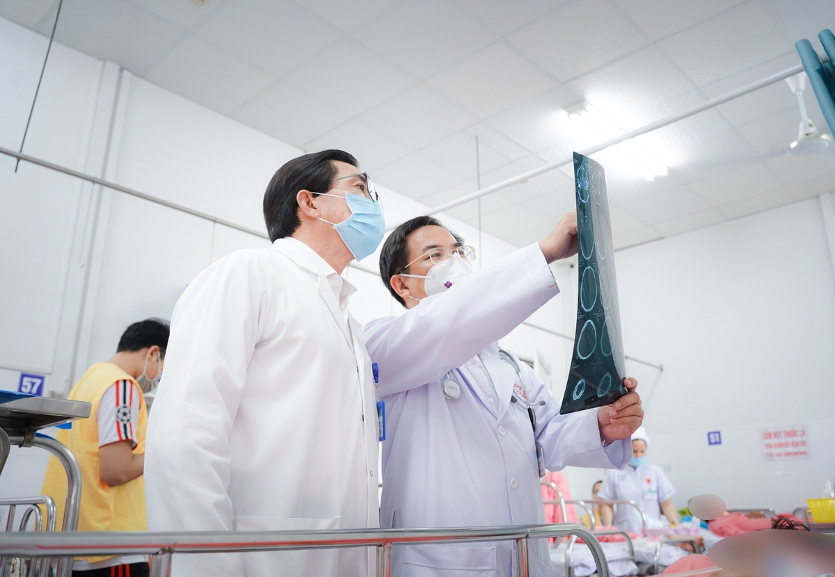 Hội chẩn nhiều chuyên khoa để mổ cấp cứu cho bệnh nhân (Ảnh BVCC)