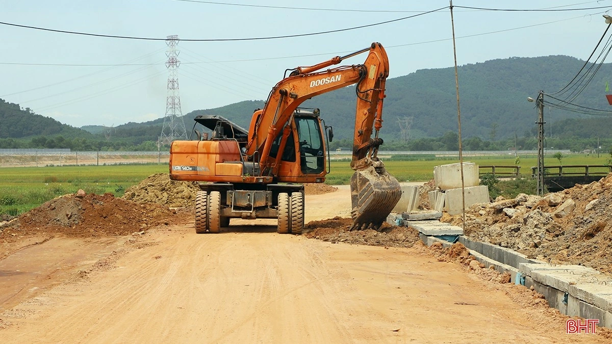 Thi công dự án nâng cấp tuyến đường trục xã Cẩm Sơn, Cẩm Xuyên