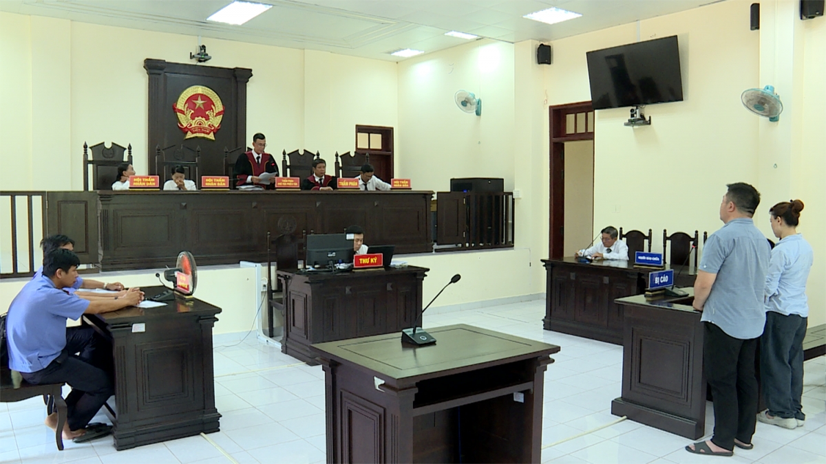 Phiên tòa xét xử 2 bị cáo.