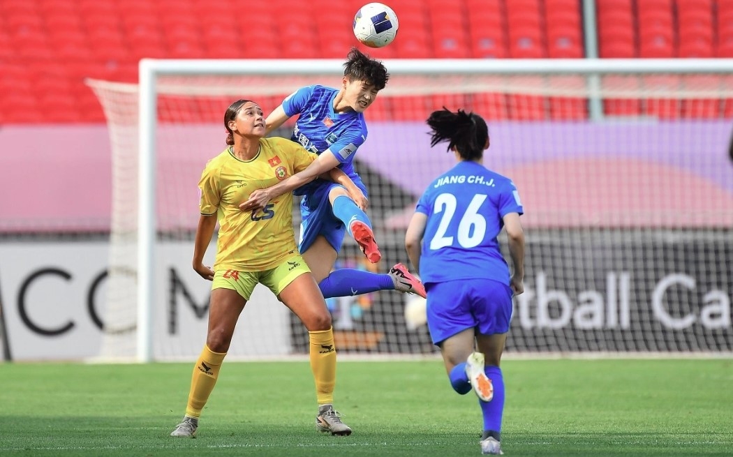 HCM City Women (in yellow) lose 0-2 to Wuhan Jiangda in AFC Champions League semi-finals (Photo: AFC)