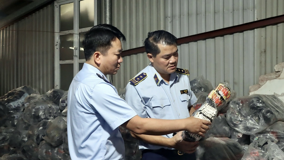 Hàng chục nghìn đôi tất chân có dấu hiệu giả xuất xứ và nhãn hiệu đã đăng ký bảo hộ tại Việt Nam - Ảnh: DMS