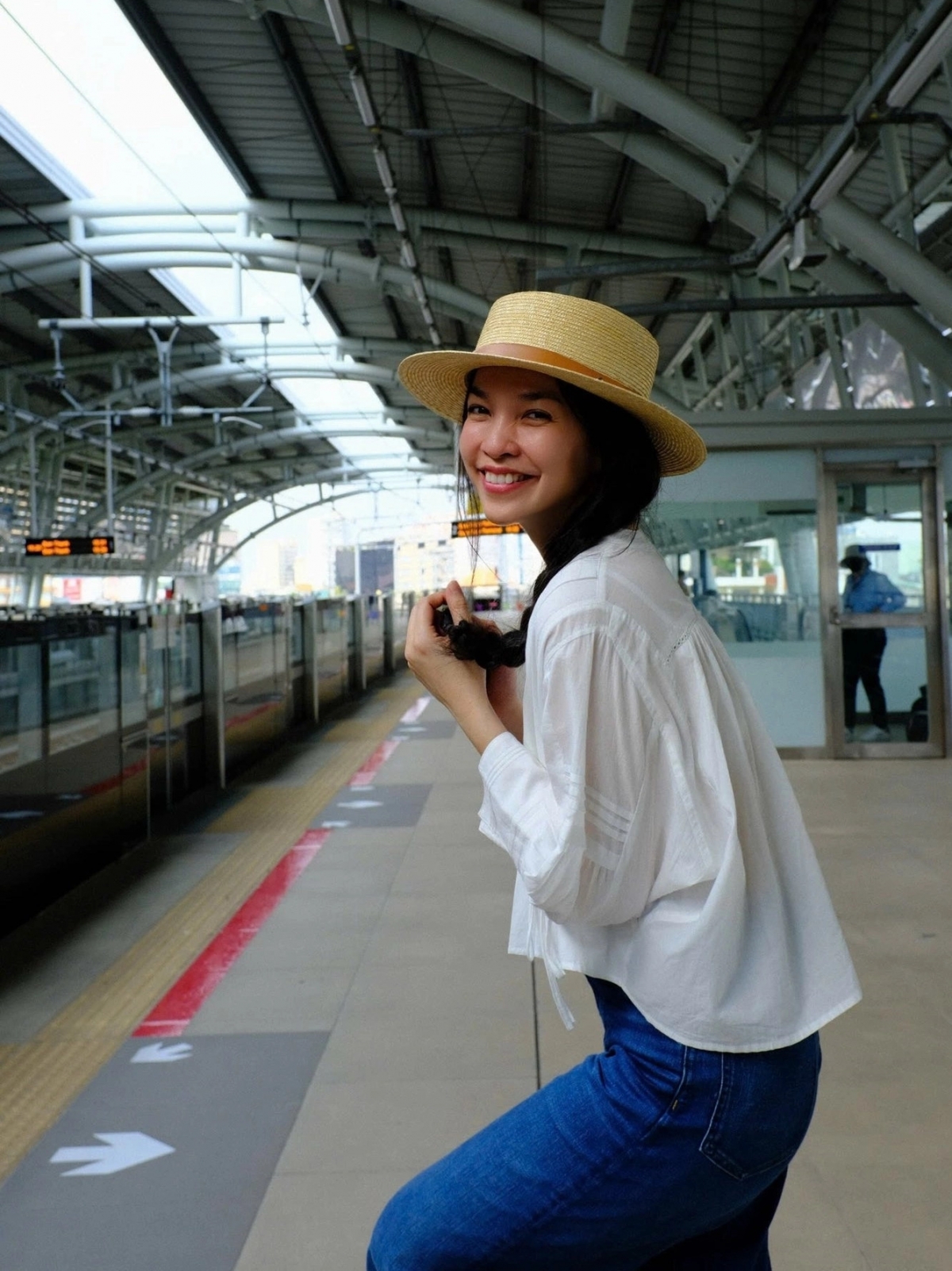 Ở tuổi 43, ca sĩ Hiền Thục được khen ngợi vì vẻ ngoài xinh đẹp, trẻ trung và tràn đầy sức sống. Cô thường chọn những trang phục nhẹ nhàng, bay bổng, thể hiện nét nữ tính qua kiểu tóc và cách phối phụ kiện.