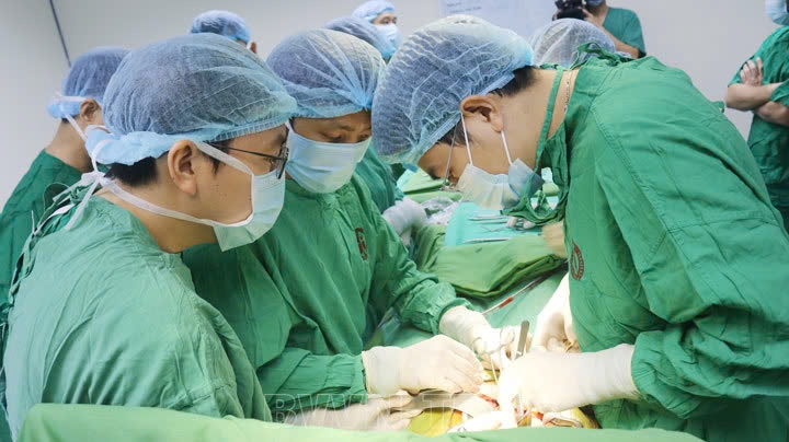 Ca phẫu thuận lấy thận hiến từ người cho sống