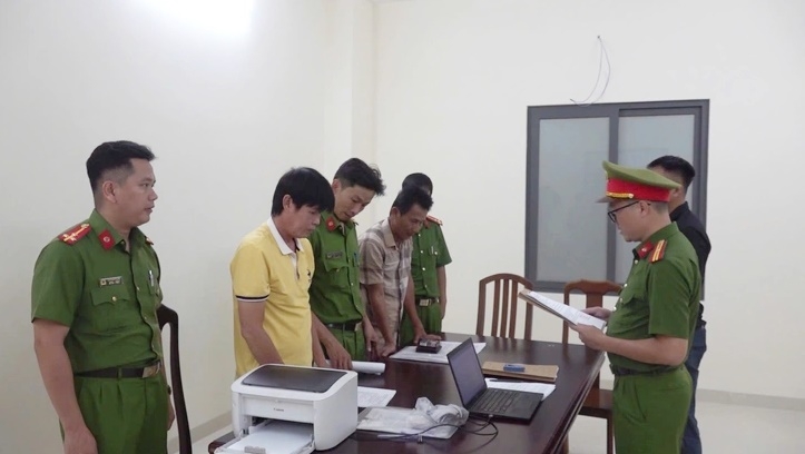 Ông Đặng Đạo (áo vàng) và ông Nguyễn Tý bị khởi tố, bắt tạm giam