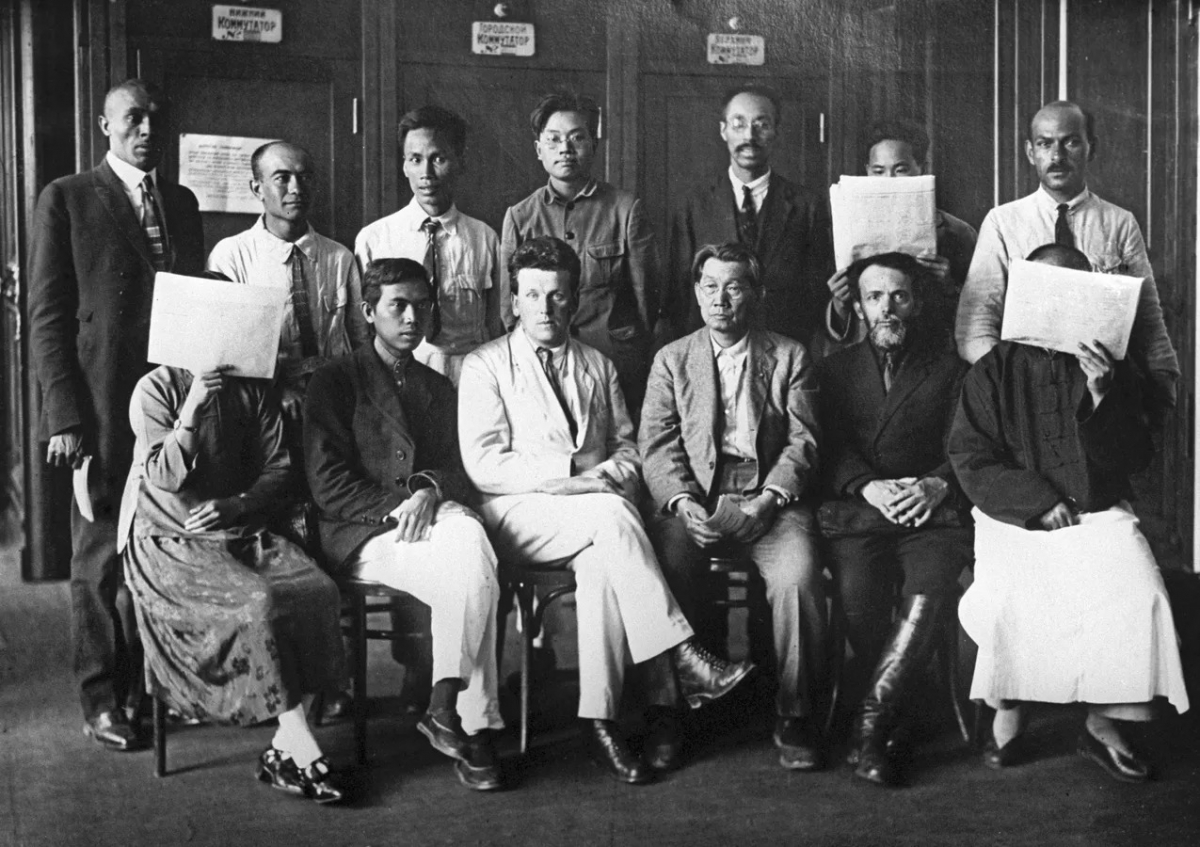 Chủ tịch Hồ Chí Minh (thứ 3 bên trái, hàng đứng) cùng các đại biểu dự Đại hội lần thứ V Quốc tế Cộng sản tại Moscow năm 1924. (Ảnh tư liệu)