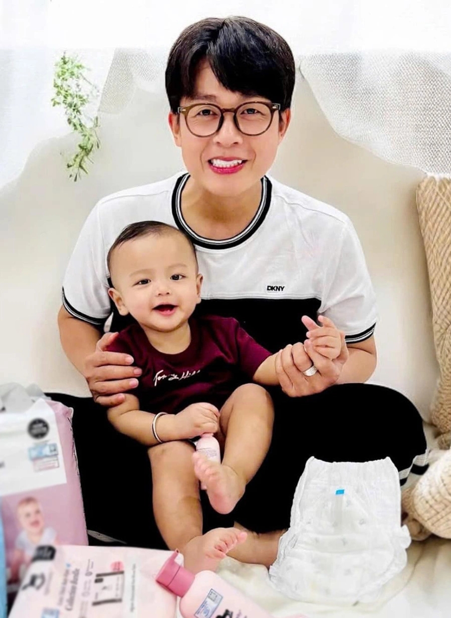 Diễn viên Hòa Hiệp khiến bạn bè đồng nghiệp và khán giả bất ngờ khi công bố anh đã có vợ và con trai, không còn độc thân ở tuổi 43. Bà xã là Việt kiều, hiện sống ở nước ngoài. Hai người đã bên nhau khoảng hai năm, có chung con gần một tuổi tên Louis.