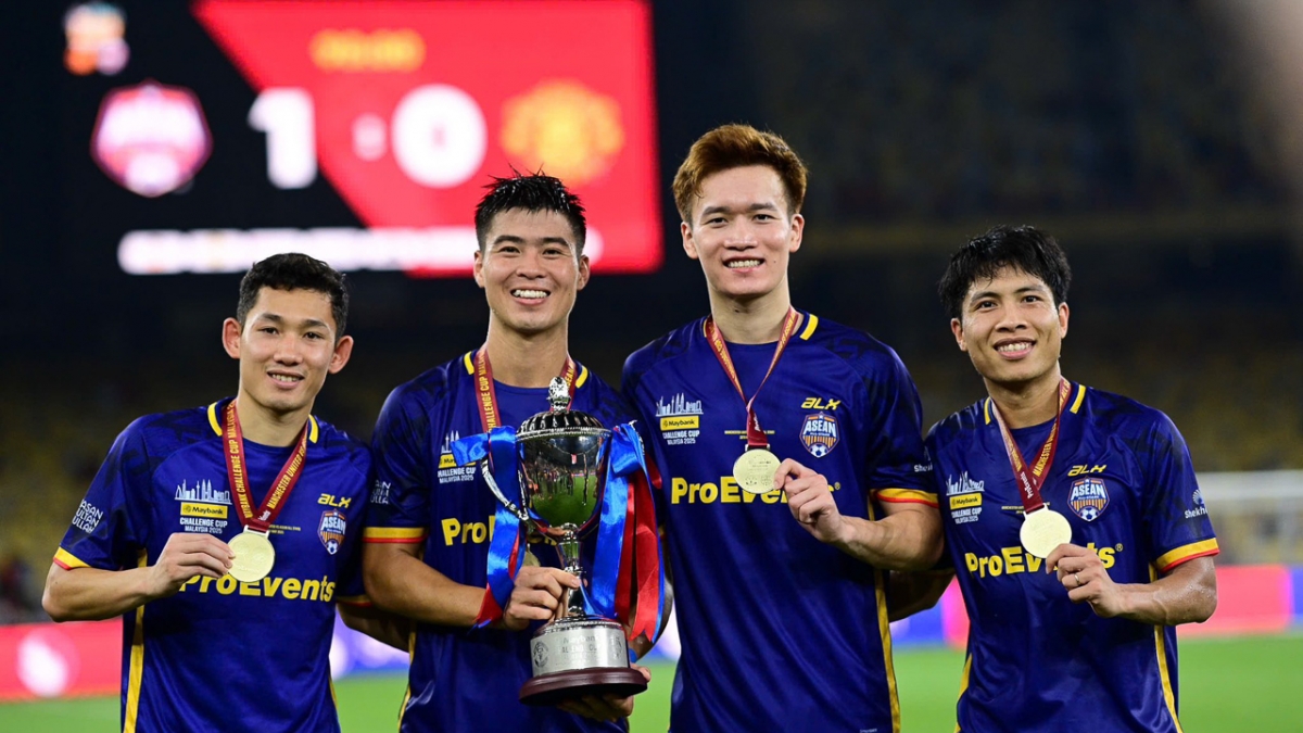 Sau trận giao hữu đội Ngôi sao Đông Nam Á 1-0 MU, Hoàng Đức chia sẻ trải nghiệm đáng quý lên trang cá nhân cùng các cầu thủ Việt Nam góp mặt trong trận đấu (Ảnh: FBNV)