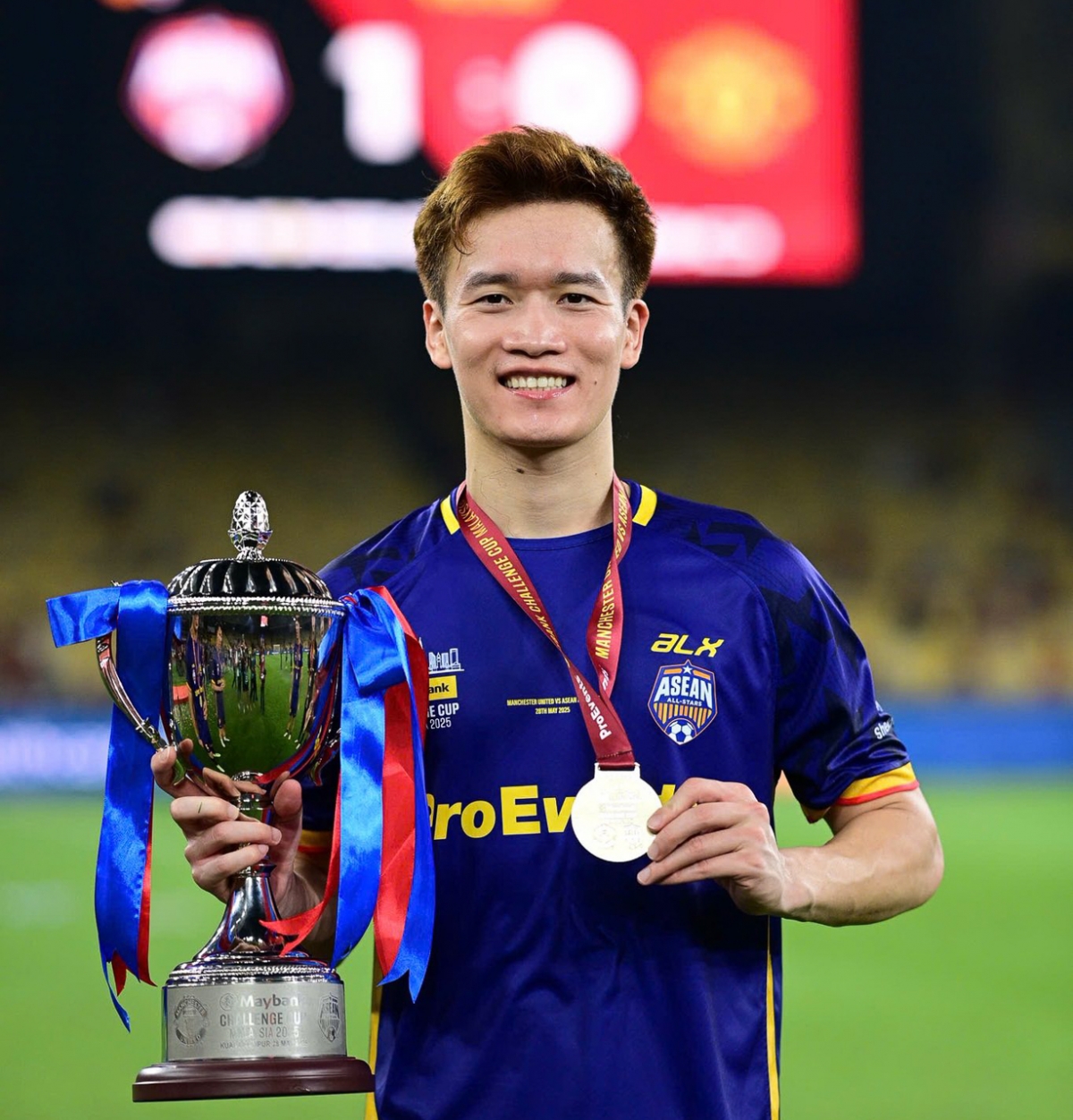 Hoàng Đức đăng ảnh nâng cúp cùng dòng trạng thái “Fan Man City giao lưu cùng mấy anh em fan MU nhé" (Ảnh: FBNV)