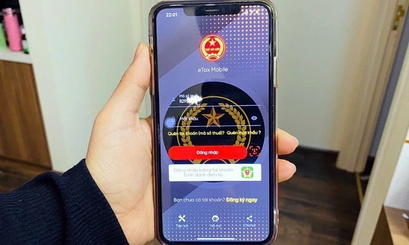 Người nộp thuế có thể quyết toán và hoàn thuế tự động trên điện thoại (Ảnh minh họa)