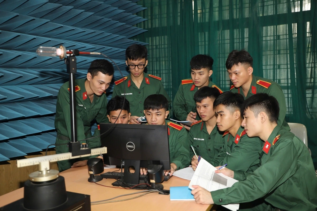 Học viên Học viện Kỹ thuật Quân sự tham gia bảo vệ nền tảng tư tưởng của Đảng trên mạng xã hội. (Ảnh: Huy Thương)