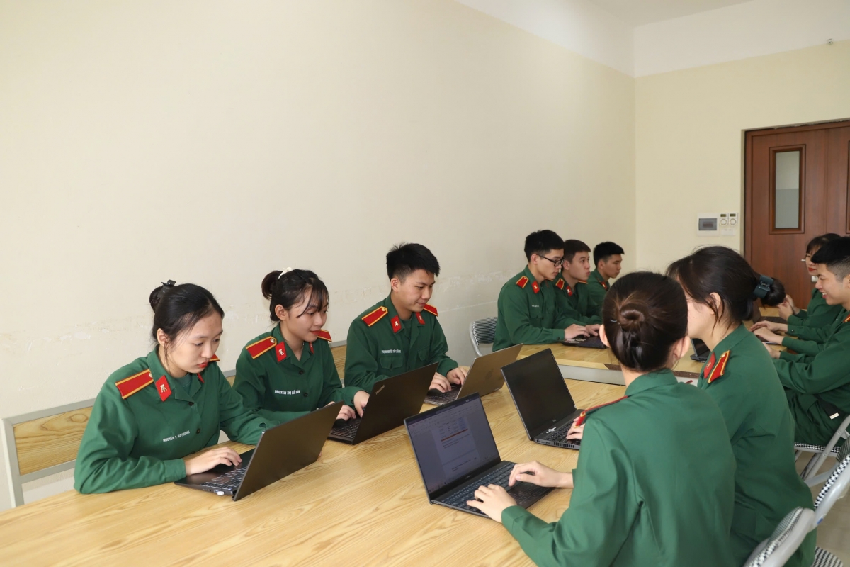Học viên Học viện Kỹ thuật Quân sự tham gia bảo vệ nền tảng tư tưởng của Đảng trên mạng xã hội. (Ảnh: Huy Thương)