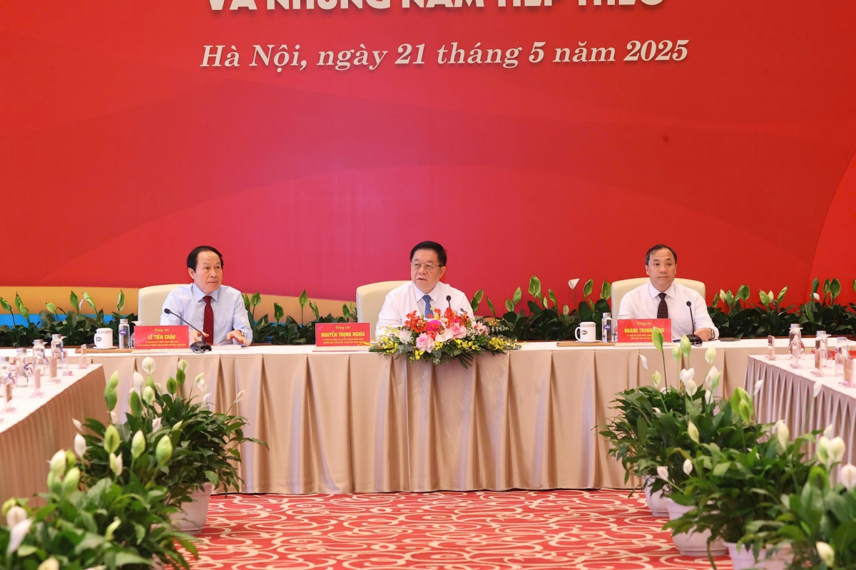 Ủy viên Bộ Chính trị, Bí thư trung ương Đảng, Trưởng Ban Tuyên giáo và Dân vận Trung ương Nguyễn Trọng Nghĩa; Bí Thư Thành ủy Hải Phòng Lê Tiến Châu và Tổng Biên tập tạp chí Cộng sản Hoàng Trung Dũng chủ trì hội thảo. 