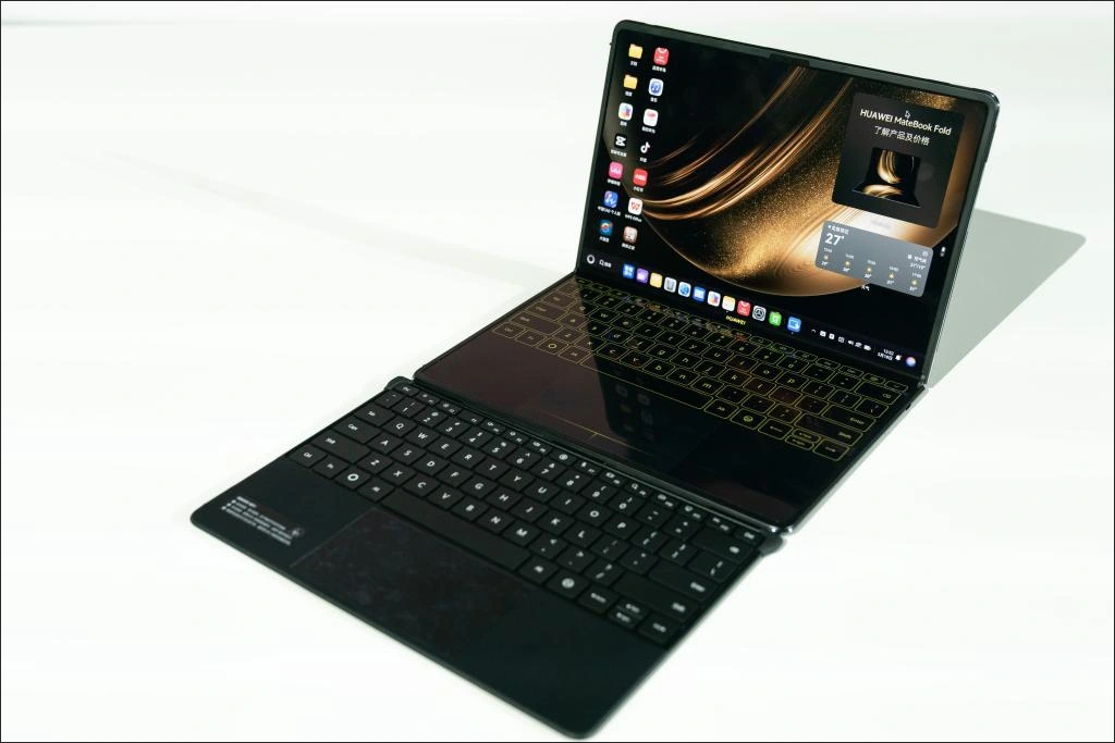 Hình ảnh máy tính Huawei MateBook Fold sử dụng hệ điều hành Hongmeng trong sự kiện ra mắt ngày 19/5 - Ảnh: Tân Hoa xã