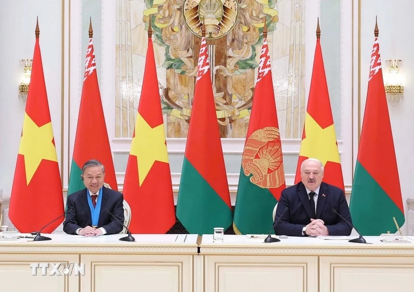 Tại họp báo sau hội đàm, Tổng thống Aleksandr Lukashenko nhấn mạnh quyết định nâng cấp quan hệ Việt Nam - Belarus lên Đối tác chiến lược là bước đi hợp logic trên cơ sở hợp tác và tình hữu nghị chân thành. Hai bên sẽ tăng cường hợp tác trong lĩnh vực giáo dục đào tạo, khoa học công nghệ, thương mại… và tăng tốc thành lập các liên doanh sản xuất ô tô, máy kéo. Trong khi đó, Tổng Bí thư Tô Lâm cho biết hai bên sẽ sớm có những bước đi để cụ thể hoá các văn kiện ký kết trong khuôn khổ chuyến thăm lần này. (Ảnh: TTXVN)