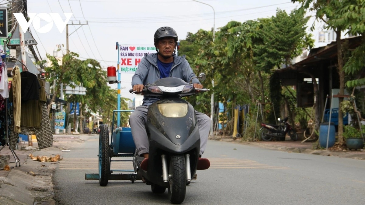 Ông Hiệp rong ruổi trên các con đường để hút đinh 