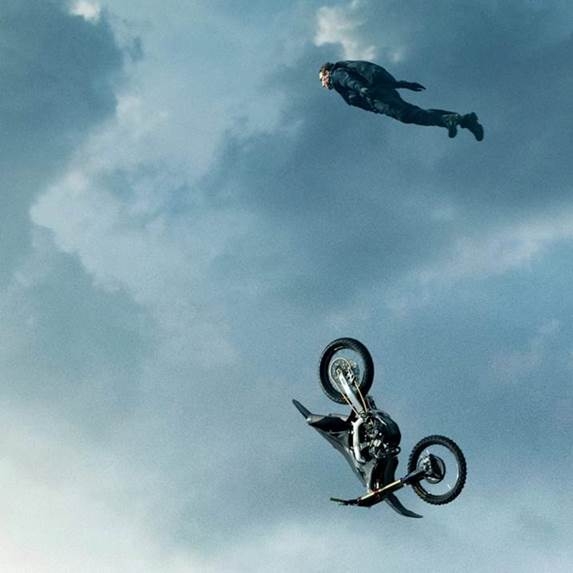 Nhiệm vụ: Bất khả thi - Nghiệp Báo Phần 1 (2023): Nhảy mô-tô khỏi vách núi (BASE jump)