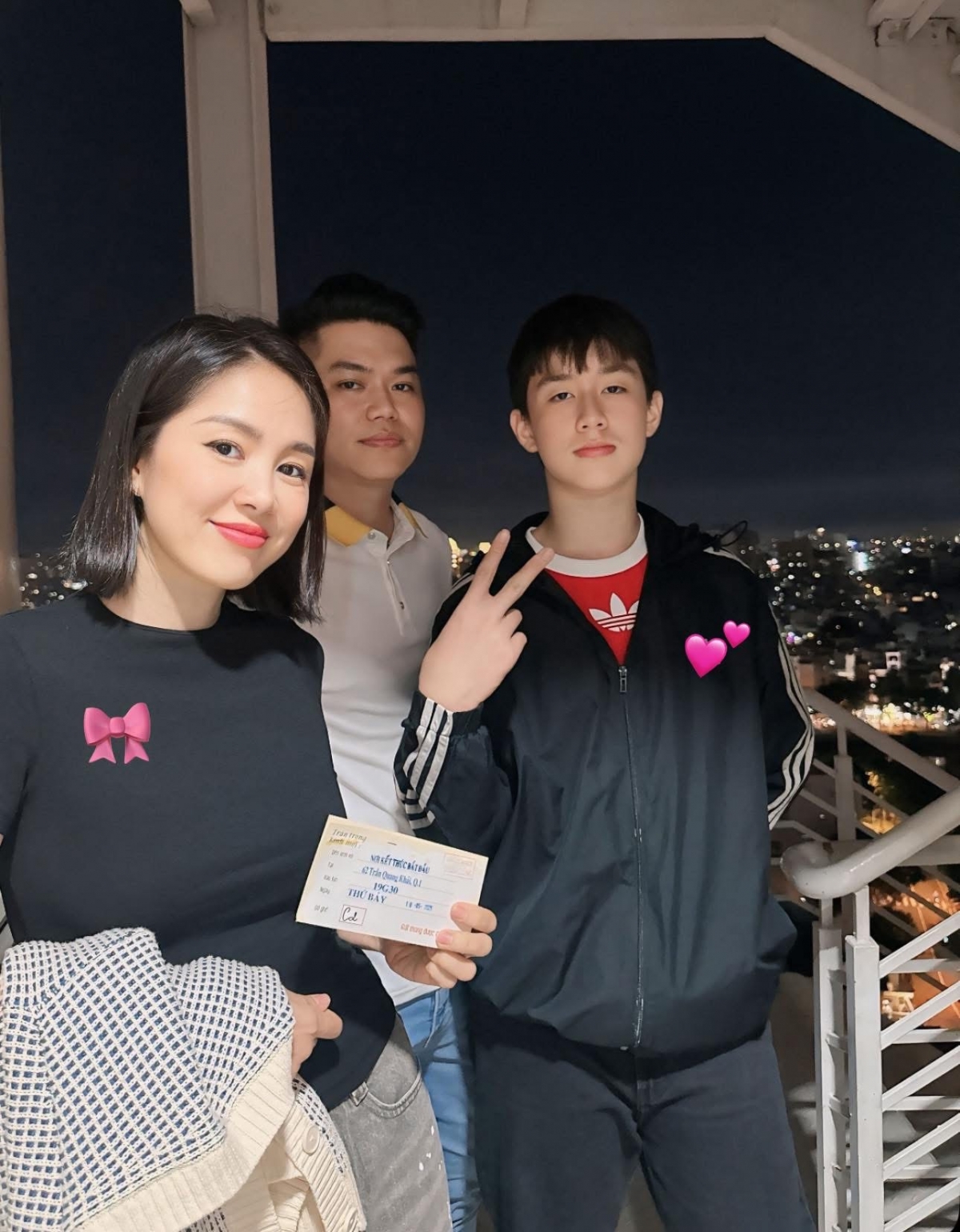 Xuất hiện trong một bức ảnh đời thường bên mẹ và bố dượng Trung Kiên, Quách Thiên Quân – con trai riêng của diễn viên Lê Phương – lập tức gây sốt cộng đồng mạng nhờ ngoại hình nổi bật. Ở tuổi 13, cậu đã cao gần 1m8, sở hữu vóc dáng cân đối và gương mặt sáng, đậm chất điện ảnh.