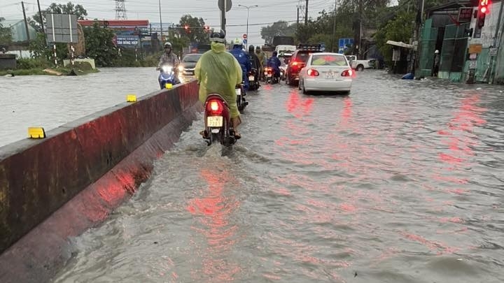 Quốc lộ 1K hướng về TP Biên Hoà ngập nặng đoạn suối Siệp (Ảnh: CTV)