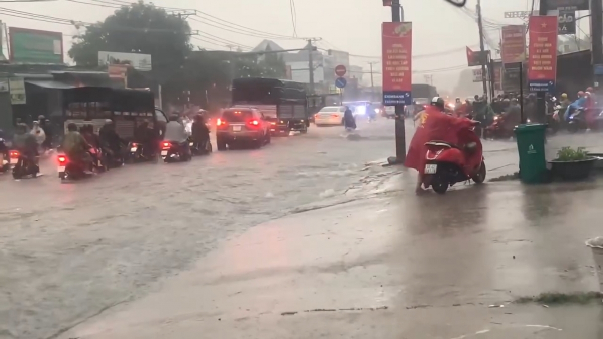 Điểm ngập ngã ba Phú Sơn huyện Trảng Bom xe nối đuôi nhau (Ảnh: CTV)