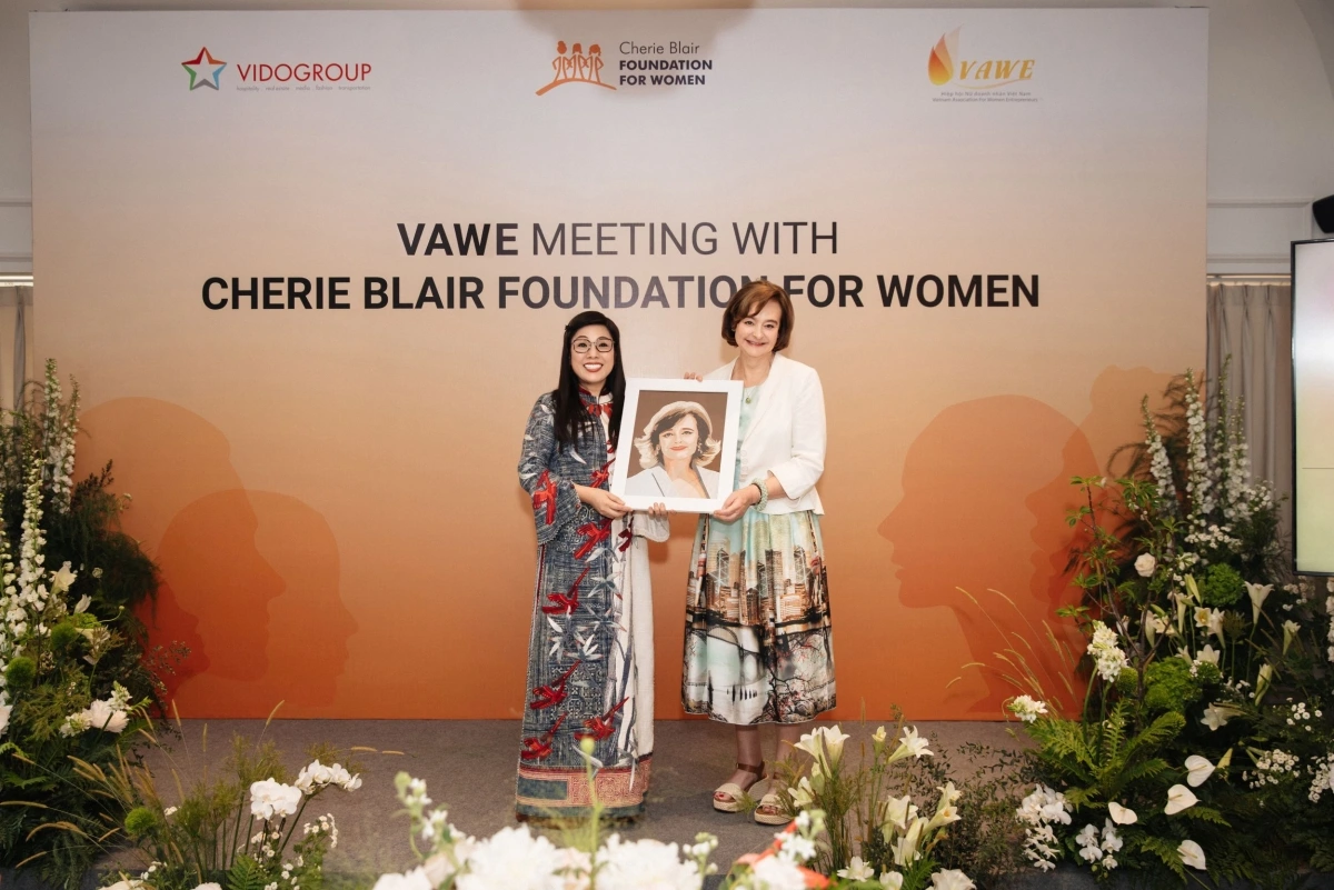 Bà Lê Thị Bích Trân, Phu nhân Thủ tướng Chính phủ Việt Nam tặng quà lưu niệm cho bà Cherie Blair 