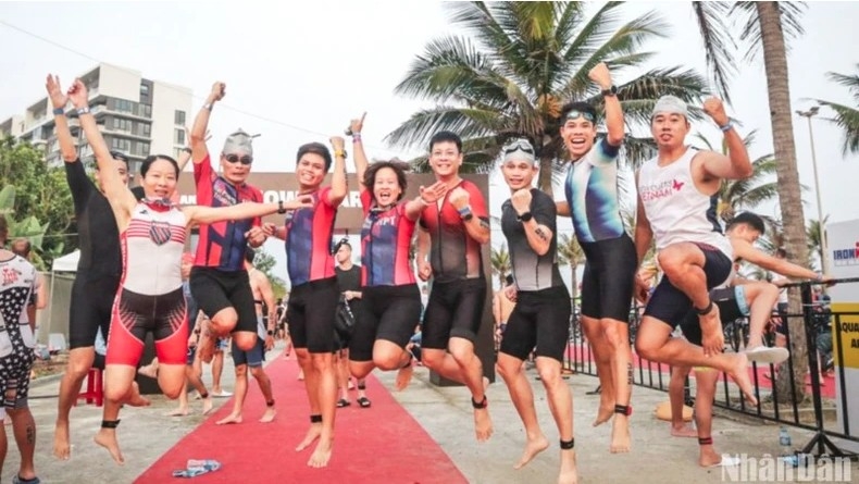 More than 3,500 athletes compete at Da Nang triathlon competition IRONMAN 70.3 (Photo: nhandan.vn)