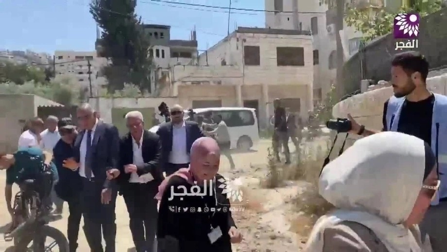 Hình ảnh các nhà ngoại giao và nhà báo chạy về xe khi tiếng súng vang lên. (Ảnh cắt Video: Chính quyền Palestine)